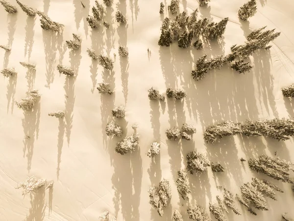 Drohnenblick aus der Luft auf schneebedeckten Berg — Stockfoto