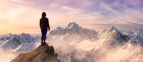 Fantaisie Aventure Composite avec une fille au sommet d'une montagne — Photo