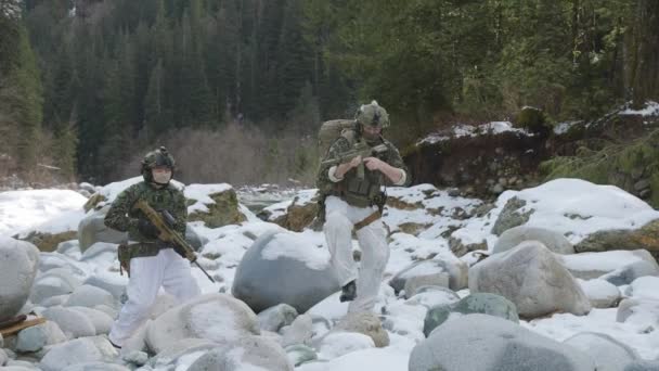 Hombre del Ejército con uniforme táctico — Vídeo de stock