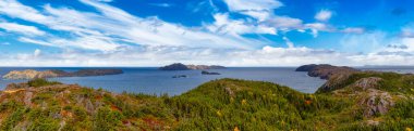 Atlantik Okyanusu kıyısındaki Kanada manzarasının panoramik görüntüsü.