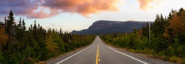 Scenisk motorväg under en livlig solig dag under höstsäsongen. — Stockfoto