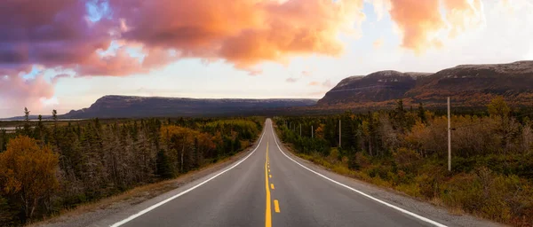 Autopista escénica durante un día soleado vibrante en la temporada de otoño. —  Fotos de Stock