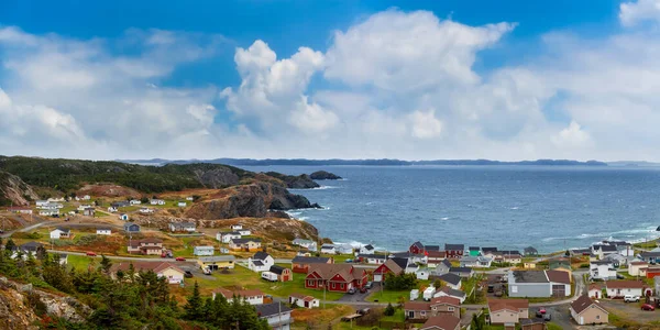 Panoramatický výhled na malé město na pobřeží Atlantského oceánu. — Stock fotografie
