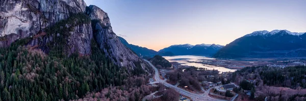 Letecký panoramatický výhled na moře k obloze dálnice s náčelníkem hory — Stock fotografie