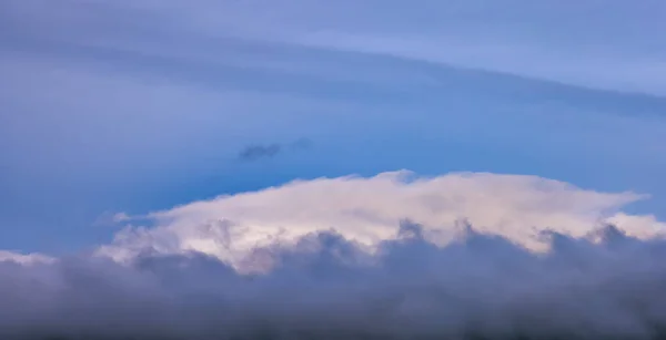 Zicht op Puffy Clouds over het Canadese berglandschap. — Stockfoto