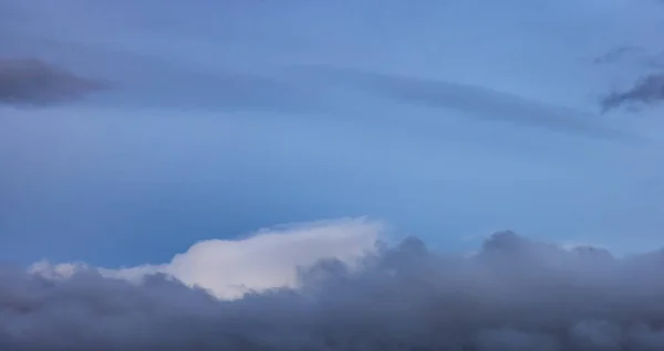 Zicht op Puffy Clouds over het Canadese berglandschap. — Stockfoto