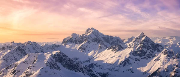 Nieve cubierto paisaje de montaña canadiense —  Fotos de Stock