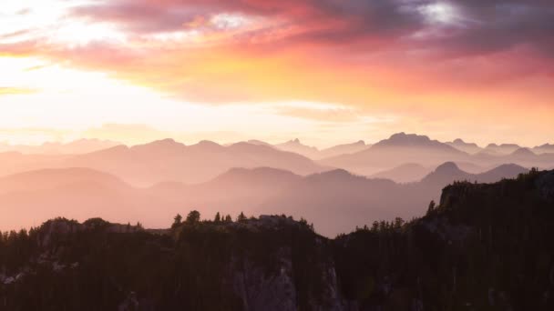 Vue aérienne d'en haut des montagnes Rocheuses. — Video