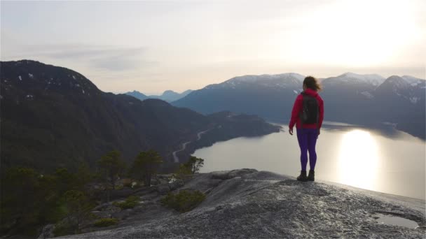 Aventuroso menina caminhadas em cima de um pico — Vídeo de Stock