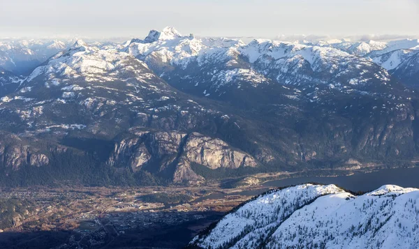 Luftaufnahme aus dem Flugzeug einer kleinen Touristenstadt, Squamish — Stockfoto