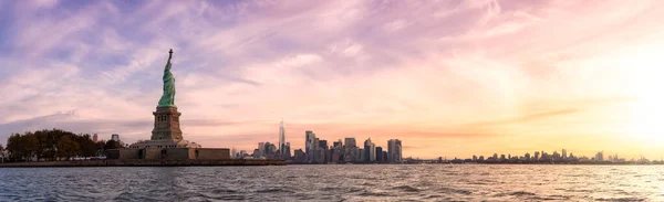 Panoramiczny widok na Statuę Wolności i centrum Manhattanu — Zdjęcie stockowe