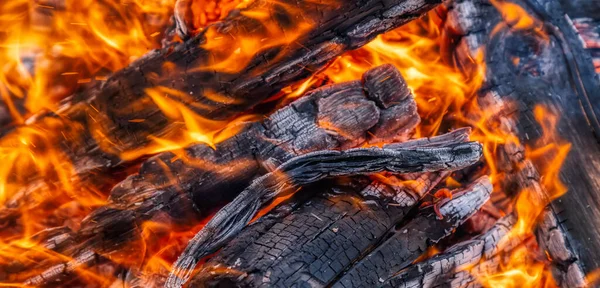 Κοντινή φωτογραφία του ξύλου να καίγεται σε φωτιά σε στρατόπεδο. — Φωτογραφία Αρχείου
