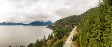 Howe Sound 'daki Gökyüzü Otobanı' na giden deniz panoramik görüntüsü