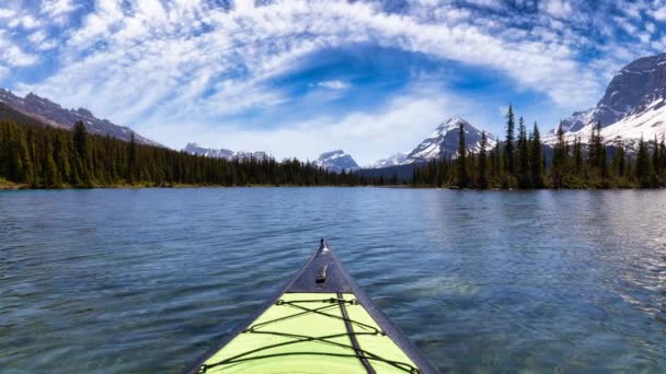 Kayaking σε μια λίμνη παγετώνα κατά τη διάρκεια ενός ζωντανού ηλιόλουστο πρωινό του καλοκαιριού. — Αρχείο Βίντεο