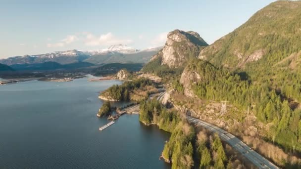 Vista aérea del hiperlapso de tiempo de la autopista de mar a cielo con la montaña principal — Vídeos de Stock