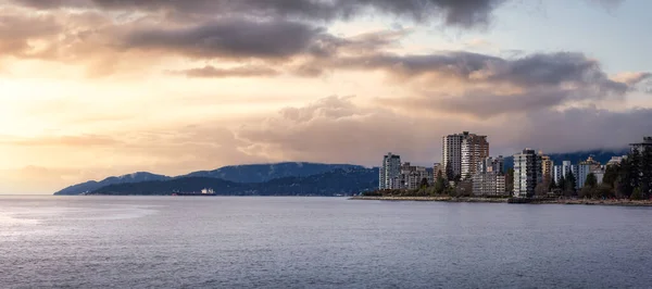 Panoramisch uitzicht op een modern stadsgebouw aan de westkust van de Stille Oceaan — Stockfoto