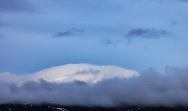 Zicht op Puffy Clouds over het Canadese berglandschap. — Stockfoto
