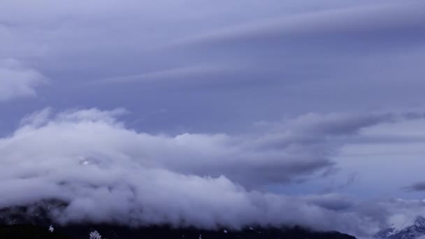 Time Lapse Kilátás Puffy felhők felett a kanadai hegyi táj. — Stock videók