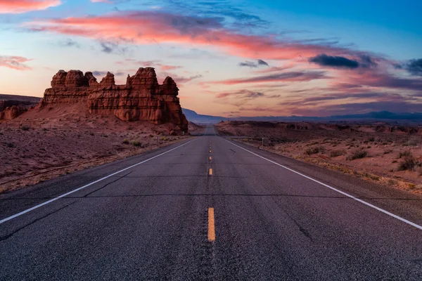 No meio da estrada Vista de uma rota panorâmica no deserto. — Fotografia de Stock