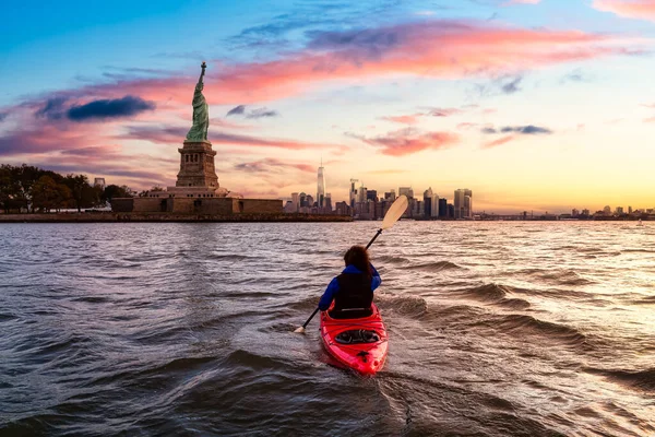 Adventurous Woman Sea Kayaking near the Statue of Liberty — Stock Photo, Image