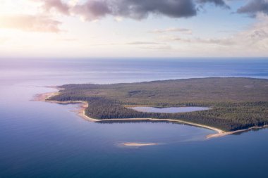 Pasifik Okyanusu 'nun batı kıyısındaki uçaktan hava görüntüsü.