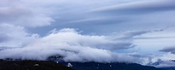 Widok Puffy Chmury nad kanadyjskim krajobrazem górskim. — Zdjęcie stockowe