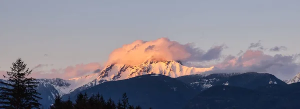 Vista panorâmica da paisagem montanhosa canadense coberta de nuvens. — Fotografia de Stock