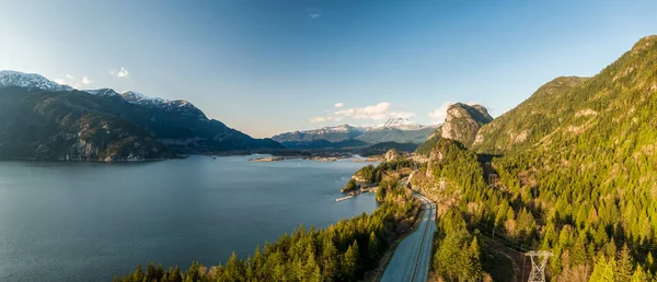 Flygfoto panoramautsikt över havet till Sky Highway med Chief Mountain — Stockfoto