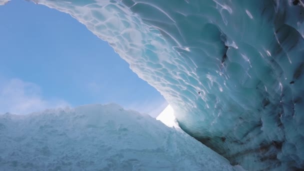 Hermosa vista de la Cueva de Hielo en los Alpes — Vídeo de stock