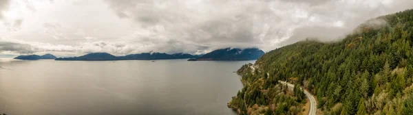 Panoramiczny widok z lotu ptaka na autostradę Sky w Howe Sound — Zdjęcie stockowe