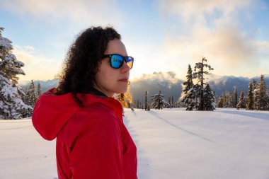 Maceracı Kadın Kanada Dağları 'nın tepesinde yürüyüş yapıyor