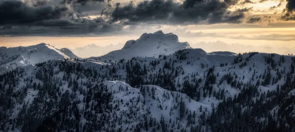 Veduta aerea da aeroplano di neve coperto paesaggio montano canadese — Foto Stock