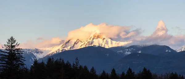 Panoramiczny widok Kanadyjskiego Krajobrazu Górskiego pokrytego chmurami. — Zdjęcie stockowe