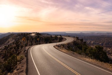 Çöldeki bir dağ sırtının tepesinde manzaralı bir yol..