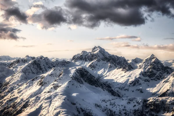 Vista aérea do avião de neve azul coberto paisagem montanhosa canadense — Fotografia de Stock
