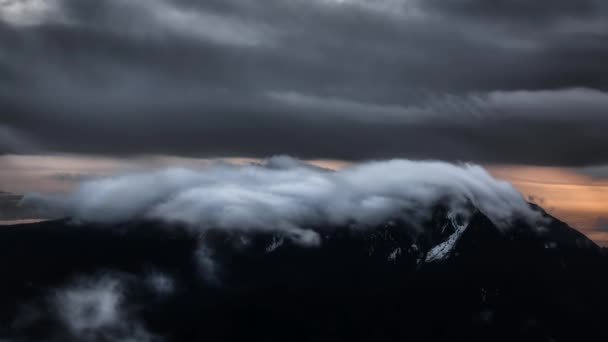 Vista aérea de cima de Montanhas Rochosas. — Vídeo de Stock