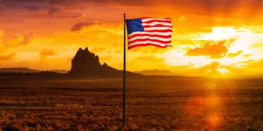 Kuru çölde dağ zirvesi olan Amerikan Ulusal Bayrağı Bileşimi