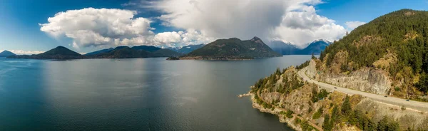 Vista aerea della Sea to Sky Highway nel Howe Sound — Foto Stock