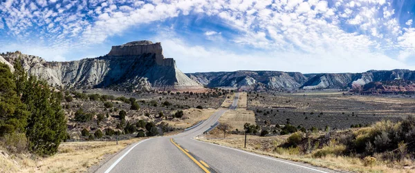 Vista de uma rota cênica cercada por montanhas no deserto. — Fotografia de Stock