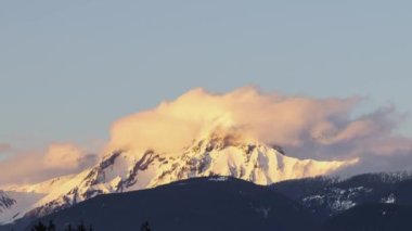Kanada Dağları 'nın Bulutlarla kaplı Zaman Hızı Görünümü.