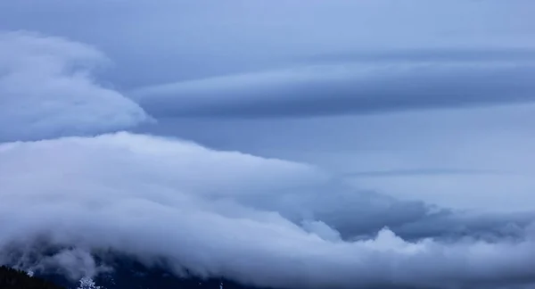 Vista delle nuvole gonfie sul paesaggio montano canadese. — Foto Stock