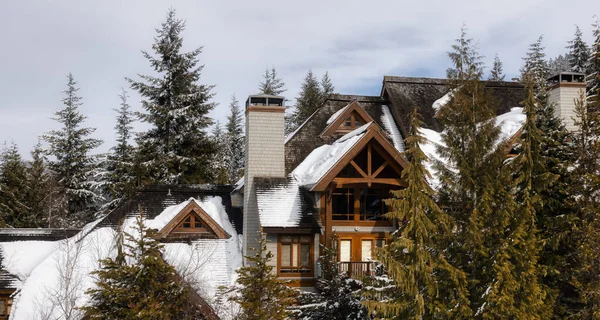 Chalets y casas de vacaciones en un pueblo en una famosa estación de esquí — Foto de Stock