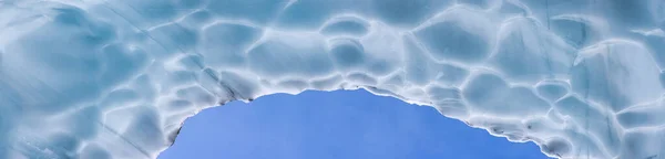 Hermosa vista de la Cueva de Hielo en los Alpes — Foto de Stock