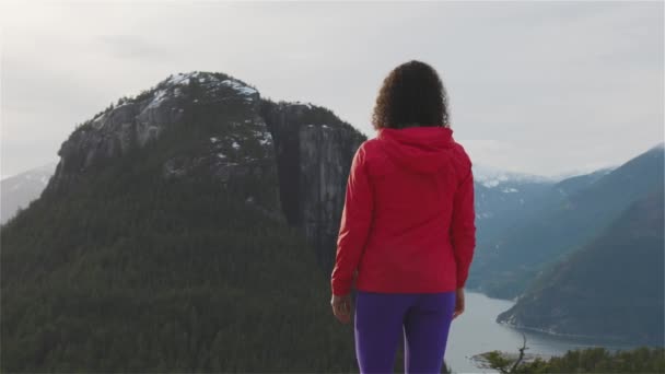 Chica aventurera Senderismo en las montañas durante un soleado atardecer de invierno. — Vídeo de stock