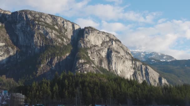 Veduta della montagna principale da una piccola città turistica. — Video Stock