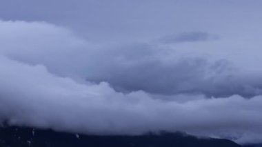 Kanada Dağları üzerindeki Kabarık Bulutların Zaman Hızı Görünümü.