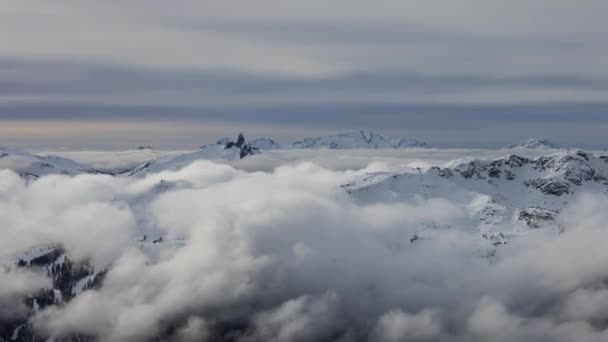 Hermosa vista del lapso de tiempo de Whistler Mountain y el paisaje natural canadiense — Vídeos de Stock