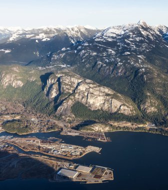 Squamish adlı küçük bir turistik kasabadaki bir uçaktan hava görüntüsü