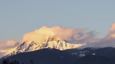 Kanada Dağları 'nın Bulutlarla kaplı Zaman Hızı Görünümü.