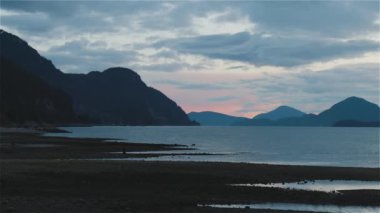 Kanada Dağlarının Güzel Panoramik Manzarası
